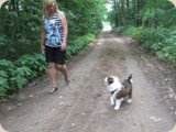 und hat sein Frauchen im Blick